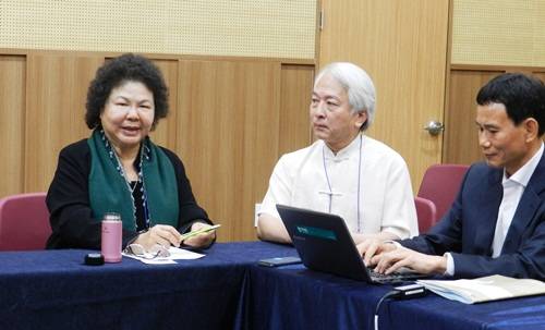 17일 광주를 찾은 대만 까오슝 첸추 시장(사진왼쪽)이 김대중컨벤션센터에서 기자들의 질문에 답하고 있다. 사진 가운데는 통역을 맡은 주립희교수. = 박대성 기자