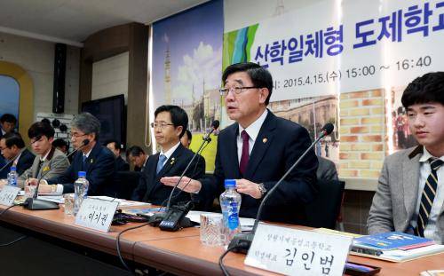 지난 4월 이기권 고용노동부 장관이 산학일체형 도제학교(재학생 일학습병행제)를 시범운영 중인 경남 창원기계공업고등학교에서 간담회를 진행하고 있다. ⓒ 뉴스1