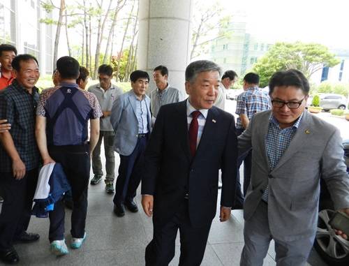 16일 박병종 고흥군수가 선거법 위반 혐의로 재판을 받고 지지자들의 안내를 받으며 법원을 빠져나가고 있다. = 박대성기자.