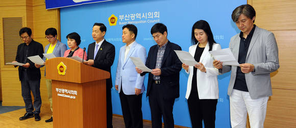 김상곤 새정치민주연합 혁신위원장과 혁신위원들이 17일 오전 부산시의회 브리핑룸에서 4차 혁신안을 발표하고 있다. ⓒ 뉴스1