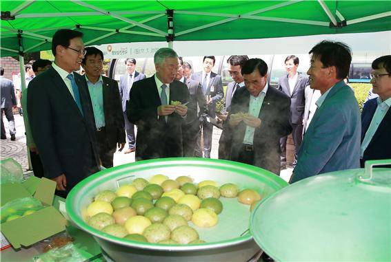 공단은 농촌수익 증대사업 일환으로 '농촌사랑 특산물 장터'를 열었다. ⓒ 국민건강보험공단