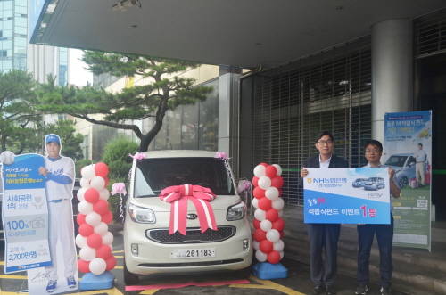 이대훈(왼쪽) 농협은행 경기영업본부장이 24일 돌풍M 적립식펀드 이벤트 경품 당첨 고객에게 박스형 자동차를 전달하고 있다. ⓒ 농협은행