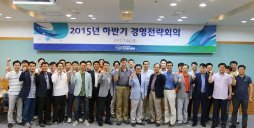 오익환 DGB생명보험 사장(앞줄 중앙)과 임원, 본부장, 지역단장 및 부서장 등이 지난 24일 '2015 하반기 경영전략회의' 후 기념촬영을 하고 있다. © DGB생명