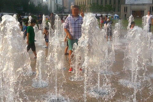 여름철 어린이들의 동반자 바닥분수에서 솟구치는 물줄기가 시원해 보인다. = 이보배 기자