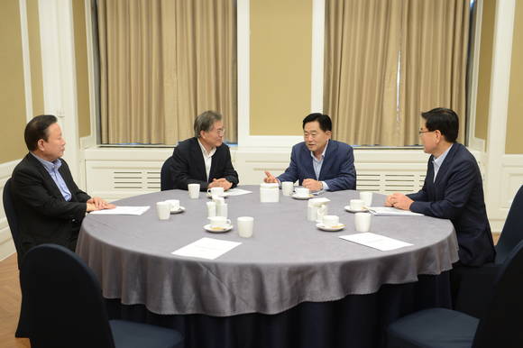 30일 오후 국회에서 열린 전국시장·군수·구청장협의회와 새정치민주연합의 상견례를 겸한 오찬간담회에서 문재인 대표와 조충훈 대표회장, 참석자들이 대화를 나누고 있다. ⓒ 전국시장·군수·구청장협의회