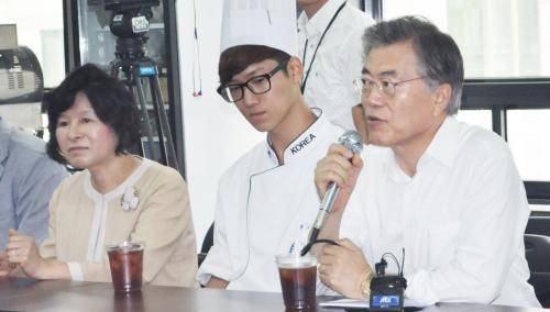 문재인 의원(우측)이 학생들, 교수진과 청년취업의 현황과 전망에 대한 대화를 나누고 있다. ⓒ 고려전문학교