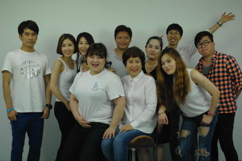 진엔터테인먼트는 연예 영역 외에도 무료 개방하는 컨설팅 운영, 지역문화 전문잡지와의 협력 등으로 사회에 힘이 되는 기업이 되고자 노력하고 있다. 김지영 월간지 '참살이' 대표(오른쪽 네 번째)와 '싸구려 강사' 최영호씨(오른쪽 위 두 번째)가 함께 했다. ⓒ 프라임경제