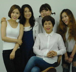 진엔터테인먼트는 새롭게 인재를 영입할 때마다 프로필 사진 촬영을 한다. '가족 같은 회사' 마인드를 재확인하기 위해서다. 사진은 서주현씨와 박정서씨, 조진희씨 영입 기념 촬영 모습. ⓒ 프라임경제