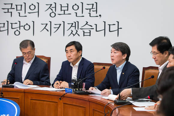 안철수 새정치민주연합 국민정보지키기위원장이 6일 국회에서 열린 정보인권개선 시민사회 간담회 중 모두발언을 하고 있다. ⓒ 뉴스1