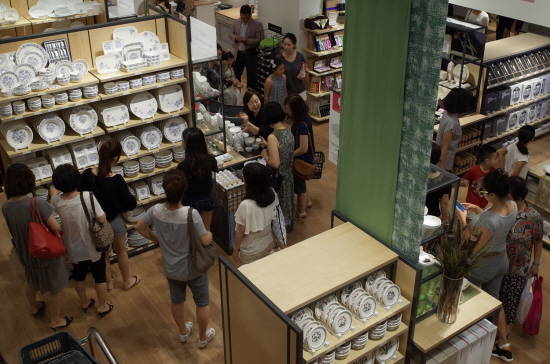 한샘 플래그숍 대구범어점 생활용품관에서 고객들이 쇼핑을 하고 있다. ⓒ 한샘