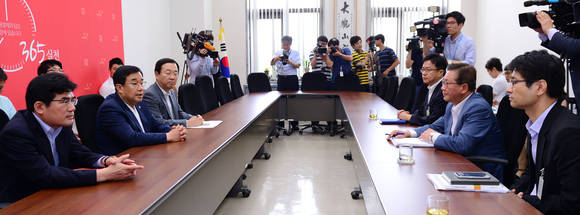 새누리당 김정훈 정책위의장(왼쪽 두 번째)이 10일 오전 국회에서 홍완선 국민연금공단 기금운용본부장(오른쪽 두 번째)과 롯데그룹 주주권 행사 강화 방안 등에 대한 논의에 앞서 모두발언하고 있다. ⓒ 뉴스1