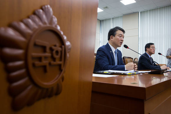 강신명 경찰청장(왼쪽)과 조송래 중앙소방본부장이 10일 국회에서 열린 안전행정위원회 전체회의에 출석해 국가정보원 직원 자살과 관련, 여야 의원들의 질의에 답하고 있다. ⓒ 뉴스1