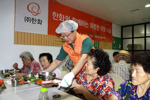 (주)한화 최양수 대표이사(중앙)가 복지관 어르신들에게 삼계탕을 배식하고 있다. ⓒ ㈜한화