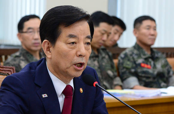 한민구 국방부 장관이 12일 국회에서 열린 국방위원회에서 의원들의 질의에 답하고 있다. ⓒ 뉴스1