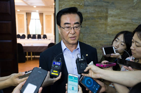 로스쿨을 졸업한 변호사 아들의 정부법무공단 취업 특혜 의혹을 받고 있는 김태원 새누리당 의원이 18일 국회에서 심경을 밝히고 있다. ⓒ 뉴스1