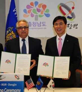 안희정 충남도지사(우측)이 미국 위스콘신주에서 아미란 BGIR 회장과 철강분말공장 투자 문제 논의를 매듭짓고 기념 촬영을 하고 있다. ⓒ 충청남도