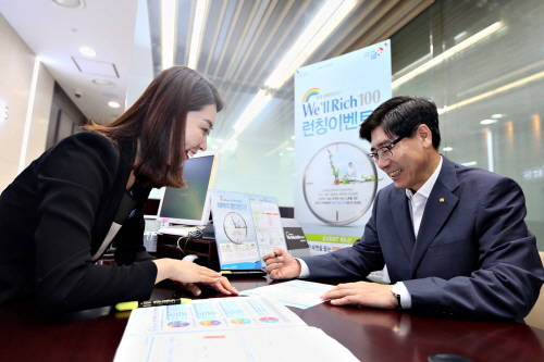 우리은행 본점영업부에서 이광구 은행장(사진 오른쪽)이 새로운 은퇴브랜드인 '웰리치100' 출시를 기념해 직원으로부터 직접 은퇴상담을 받고 있다. ⓒ 우리은행