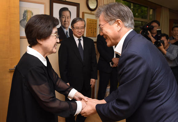 문재인 새정치민주연합 대표가 고(故) 김대중 전 대통령의 서거 6주기인 18일 오후 서울 마포구 동교동 사저에서 이희호 여사를 예방하고 있다. ⓒ 뉴스1