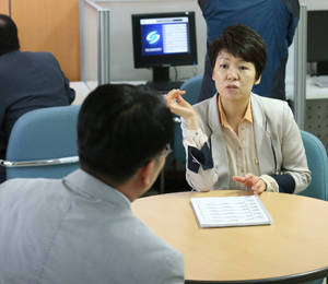 지난 5월에 실시한 일 찾기 한마당 행사에 참석한 제대군인이 전문상담사로부터 개별상담을 받고 있다. ⓒ 서울제대군인지원센터