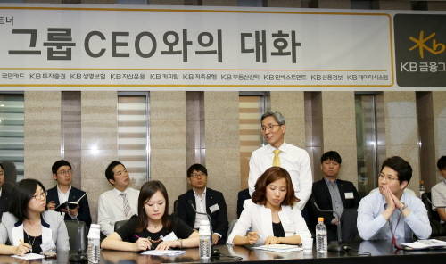 KB손해보험 직원들과 그룹 CEO들이 지난달 13일 본사 사옥에서 대화를 나누고 있는 모습. ⓒ KB금융