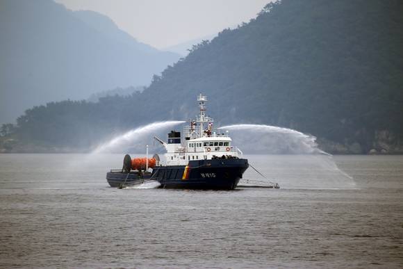 20일, 2015년 을지연습 실제 훈련인 '대규모 민관 해양오염방제 훈련'에서 참가한 여수해경 방재선이 소화포를 가동하고 있다. ⓒ 여수해경