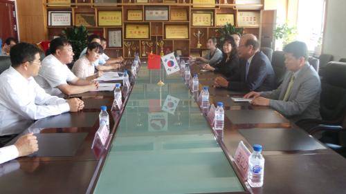 한국사회복지협의회와 연변조선족자치주 정부 관계자들이 노인복지모델 교류·협력 강화를 위한 간담회를 하고 있다. ⓒ한국사회복지협의회