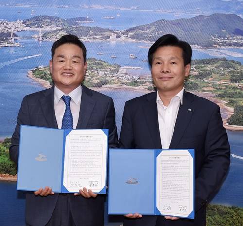 20일 사회공헌 약정식을 체결하고 기념쵤영을 하고 있는 황윤하 여수해양관광개발 대표와 주철현 여수시장. ⓒ 여수시청