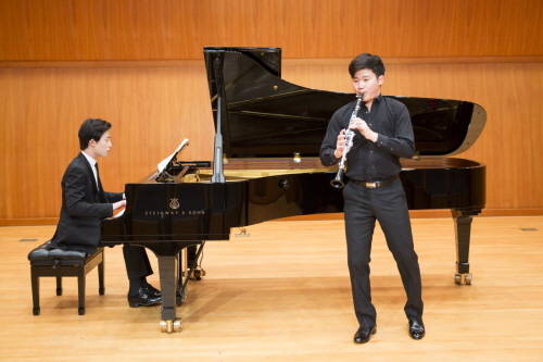 중국 피아니스트 리우 지와 한국 클라리네티스트 김한이 연주를 하고 있다. ⓒ 금호아시아나