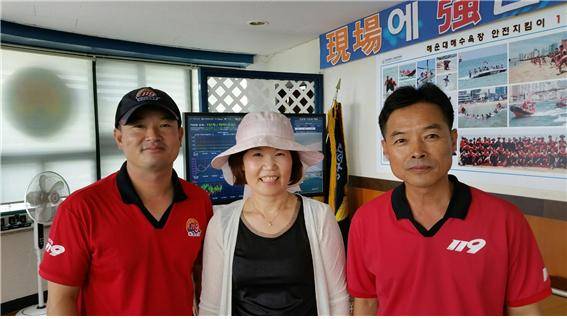 10년 전 구조된 시민과 기념촬영. ⓒ 부산소방안전본부