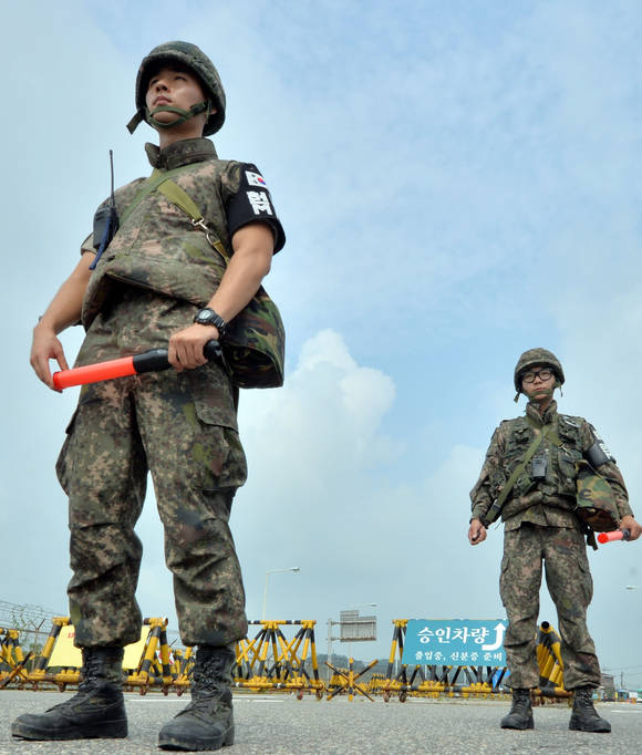 북한군의 포격 도발로 남북관계가 초긴장 상황인 21일 오전 경기도 파주 통일대교 남단에서 군인들이 안보관광 등 민통선 출입을 전면 통제하고 있다. ⓒ 뉴스1