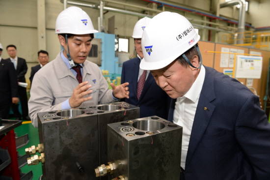 김주하 NH농협은행장이 남동공단에 위치한 토목공사장비 제조업체 '동인중공업'을 방문해 생산시설을 둘러보고 있다. ⓒ NH농협은행