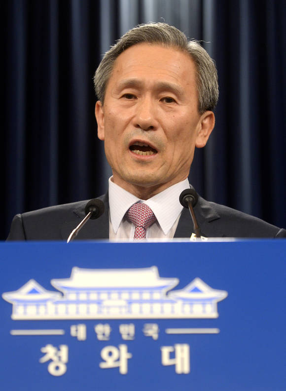 김관진 청와대 국가안보실장이 25일 새벽 청와대 춘추관에서 남북 고위급 회담을 마친 후 공동합의문을 발표하고 있다. ⓒ 뉴스1