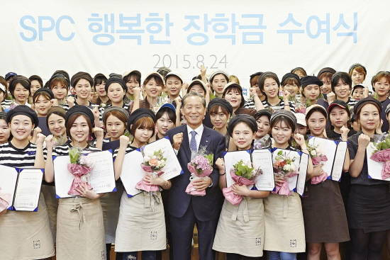 24일 서울 대방동 SPC 미래창조원에서 열린 '제 8회 SPC 행복한 장학금 수여식' 중 조상호 SPC그룹 총괄사장(가운데)과 아르바이트 장학생들이 기념 촬영을 하고 있다. ⓒ SPC그룹