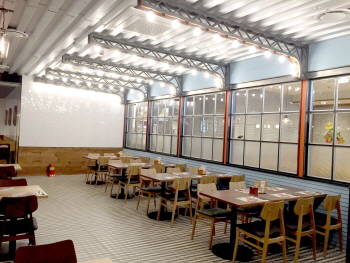 CJ푸드빌 빕스 부산 센텀시티 홈플러스점 내부 아쿠아마린 컬러 실내 인테리어. ⓒ CJ푸드빌