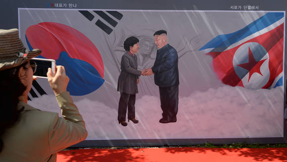 2013년 9월7일 경기도 파주시 탄현면 대동리에서 열린 남북평화기원벽화 제막식 행사 중 한 참석자가 사진촬영을 하고 있다. ⓒ 뉴스1