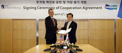 미국의 NAC사 캔트 콜(Kent Cole) 사장(왼쪽)과 두산중공업 원자력 BG 김하방 부사장이 25일 서울 서초구 두산중공업 서울사무소에서 열린 '사용후핵연료 저장 용기 기술개발 협약식'을 마치고 기념 촬영 중이다. ⓒ 두산