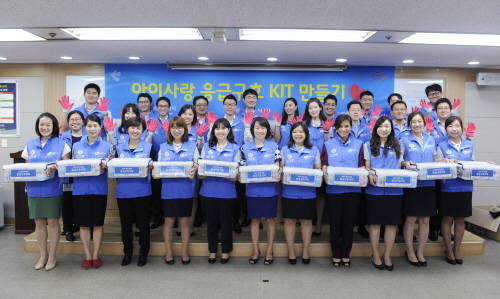 신한생명 임직원들이 25일 서울 청계천로에 위치한 본점 별관에서 '아이사랑 응급구호 KIT' 봉사활동에 참여 후 기념촬영을 하고 있다. © 신한생명