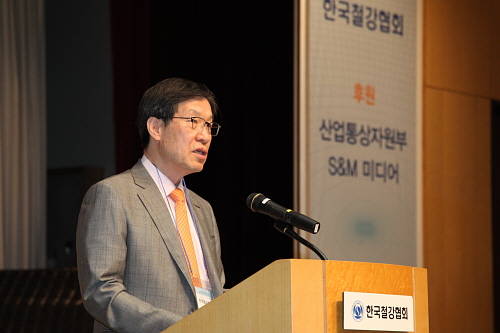 권오준 한구철강협회 회장이 제39회 철강산업 발전 포럼에 참석 인사말을 하고 있다. ⓒ 한국철강협회