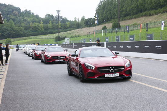행사 참가자들의 이목을 집중시킨 AMG GT S는 AMG 대표 모델로, 신형 4.0L 8기통 바이터보 엔진과 AMG 스피드쉬프트 듀얼 클러치 7단 스포츠 변속기를 장착해 최고 출력 510마력, 최대 토크 66.3kg·m의 성능을 발휘한다. Ⓒ 메르세데스-벤츠 코리아