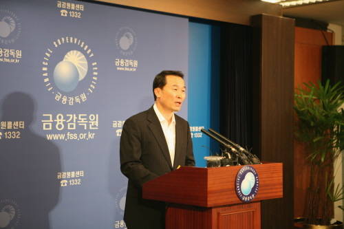 권순찬 금융감독원 부원장보가 27일 보험상품 판매채널 정비의 단계적 추진과 관련해 브리핑을 하고 있다. © 금융감독원