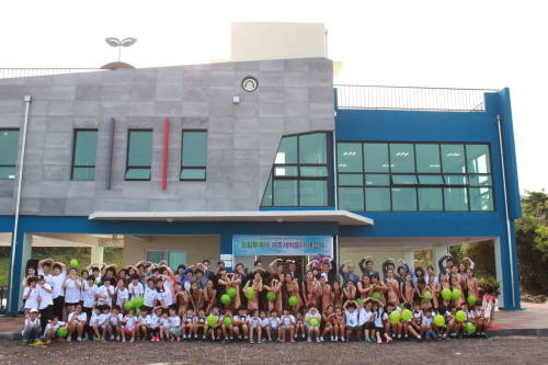 27일 제주 새싹꿈터 개소식에 참석한 관계자들이 기념촬영을 하고 있다. © 여신금융협회