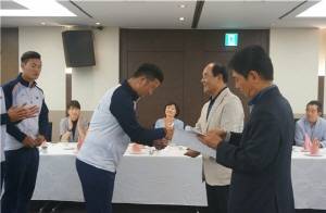 대한양궁협회는 덴마크 코펜하겐에서 개최된 '세계양궁선수권대회'에서 금메달 6개, 동메달 3개로 역대 최고 성적을 거둔 국가대표 선수단에 포상금을 전달했다. Ⓒ 대한양궁협회