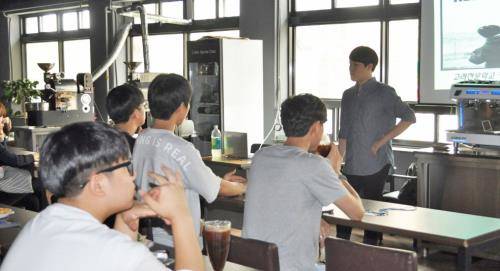고려직업전문학교 커피바리스타학과 예비대학 예비신입생들이 강의를 듣고 있다. ⓒ 고려직업전문학교