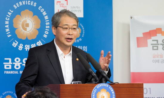 임종룡 금융위원장이 2일 오전 서울 중구 세종대로 금융위원회에서 금융개혁 추진현황과 향후일정에 관해 기자 간담회를 진행하고 있다. ⓒ 금융위원회