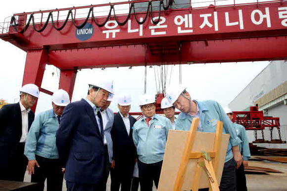 안상수 시장은 유니온엔지니어링 류재기 대표이사의 안내로 선박 방향타(Rudder)와 JACK UP 생산현장을 방문해 근로자들을 격려한 후 임원들과 환담을 나누며 기업애로 사항을 청취했다. ⓒ 창원시
