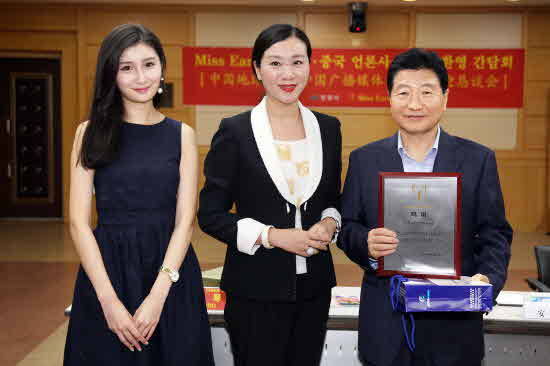 중국 최고 미인대회인 '미스 어스 차이나' 우승자와 중국 언론매체 관계자가 2일 창원시를 찾았다. ⓒ 창원시