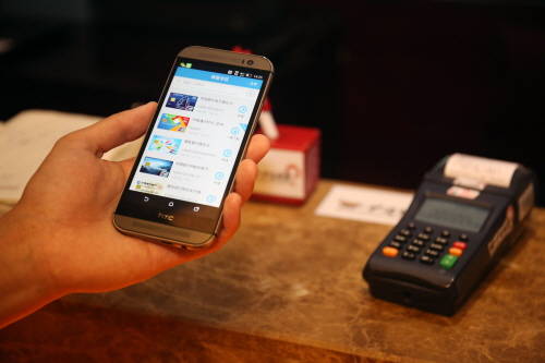 중국 상해 현지에서 유니온페이 모바일 퀵패스카드(BC유니온페이 퀵패스 카드 포함)를 이용하는 모습. © BC카드