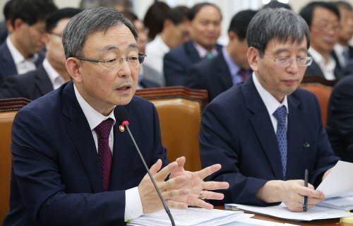 10일 최성준 방송통신위원회 위원장은 미래창조과학방송통신위원회 국정감사를 통해 LG유플러스의 주한미군 대상 불법보조금 의혹에 대해 실태점검을 실시할 것을 시사했다. ⓒ 뉴스1