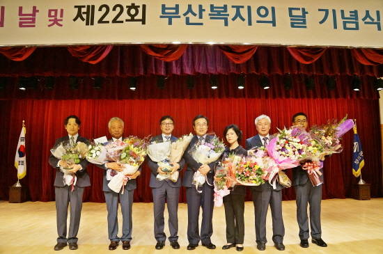 부산항만공사가 10일 부산시청 1층 대강당에서 개최된 제22회 부산 복지의 달 기념식에서 ‘제7회 부산광역시 사회공헌장 나눔 부문 버금장’을 수상했다. ⓒ 부산항만공사