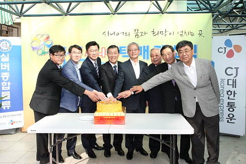 신동휘 CJ대한통운 부사장(왼쪽 세 번째), 황진하 새누리당 국회의원(왼쪽 네 번째), 이재홍 파주시장(오른쪽 네 번째)과 사업 관계자들이 기념촬영을 하고 있다. ⓒ CJ대한통운